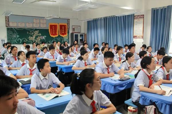 聚焦核心素养,探索课程变革 (2) 聚焦核心素养,探索课程变革 (2)